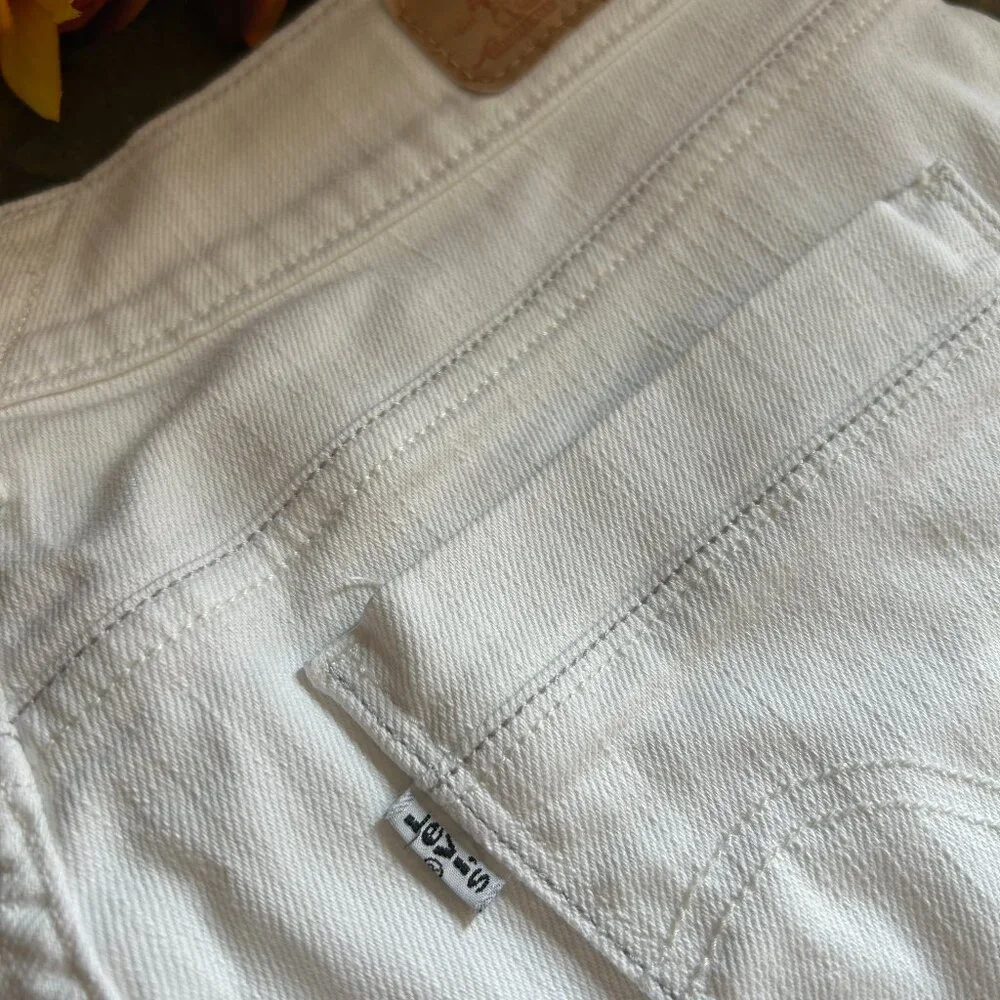 Levi’s Classic Denim Jean Shorts in White, Size 8 (NEW) - Picture 15 of 16
